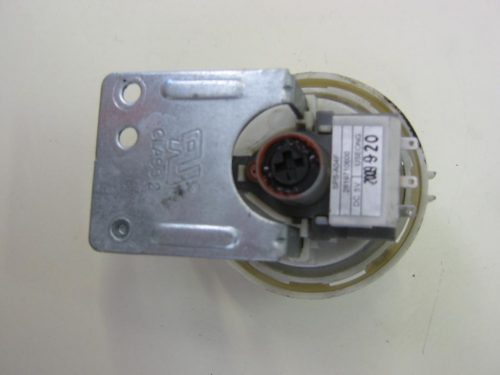 0018 -- 000 (32) PRESSOSTATO COD. 2819710600 PRESSOSTATO PER LAVATRICE Sangiorgio, WegaWhite, ARDO, INDESIT, SMEG LBS106-1, LBS107PER MODELLI: SGF3105 053400279 8650CT 7119582000 Dati tecnici: Tipo interruttore: Interruttore a pressione lunghezza: 75 mm lar