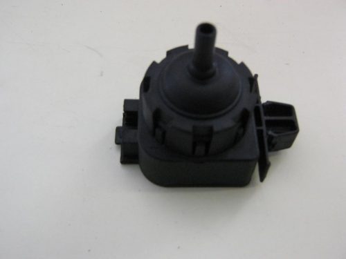 0021 -- 000 (35) PRESSOSTATO COD. 37640504 COMPATIBILITA' CON AEG REXDati tecnici Tipo interruttore: Interruttore a pressione Tensione commutazione max.: 5 V lunghezza: 60 mm larghezza: 52 mm altezza: 52 mm, electrolux rwt 8120w, zoppas p 710