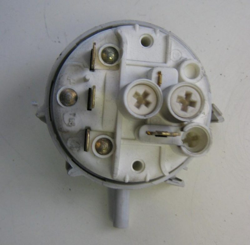 PRESSOSTATO COD. 16001079904   CODICE ALTERNATIVO: 761454   PER LAVATRICE INDESIT W842X, W68X, W108X