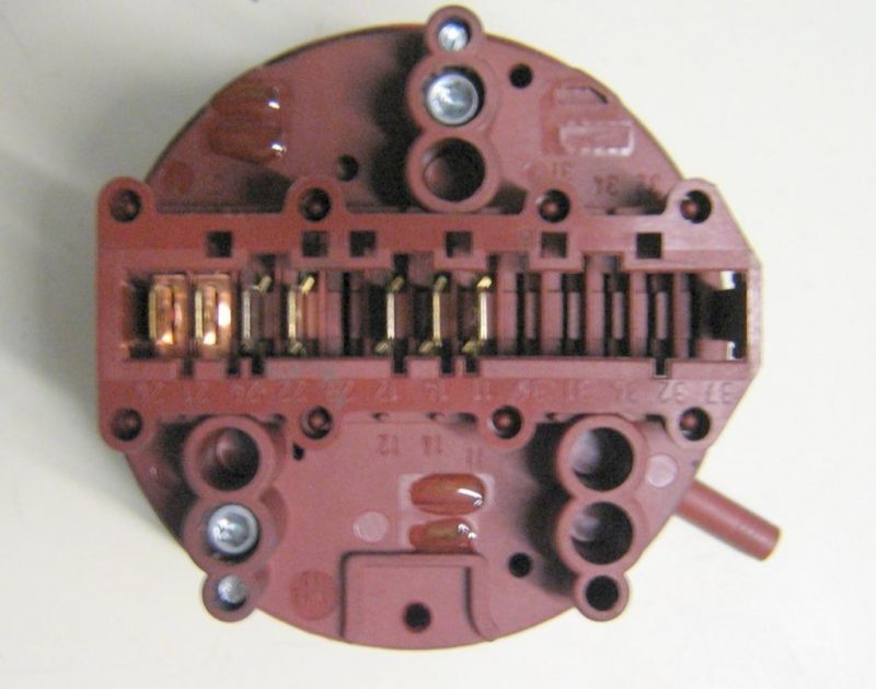 PRESSOSTATO COD. 132433340   CODICE ALTERNATIVO: 39.0970 N   PER LAVATRICE REX LB580