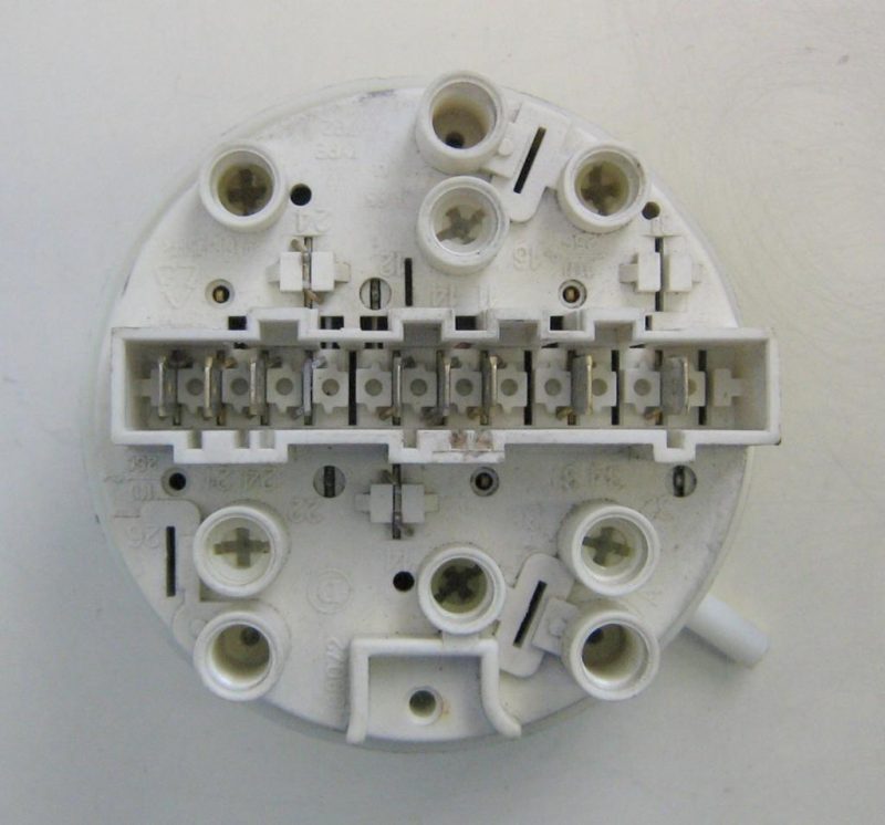 0525 -- 000 (587) PRESSOSTATO COD. 132082260 CODICE ALTERNATIVO: 7930008 PER LAVATRICE ZANKER SF4429, REX RQ99E, ZOPPAS P1200EMD, AEG LAVAMAT W835-W, LW1050,rex re80,aeg lw850, aeg lw 853, aeg lw 1050