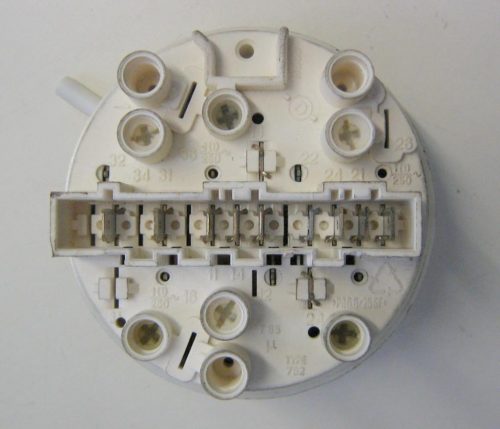 0680 -- 000 (700) PRESSOSTATO COD. 110575800 CODICE ALTERNATIVO: 7930015 PER LAVATRICE AEG LAVAMAT W 833-W, LAVAMAT W 831-W, w 1037-w, w 830