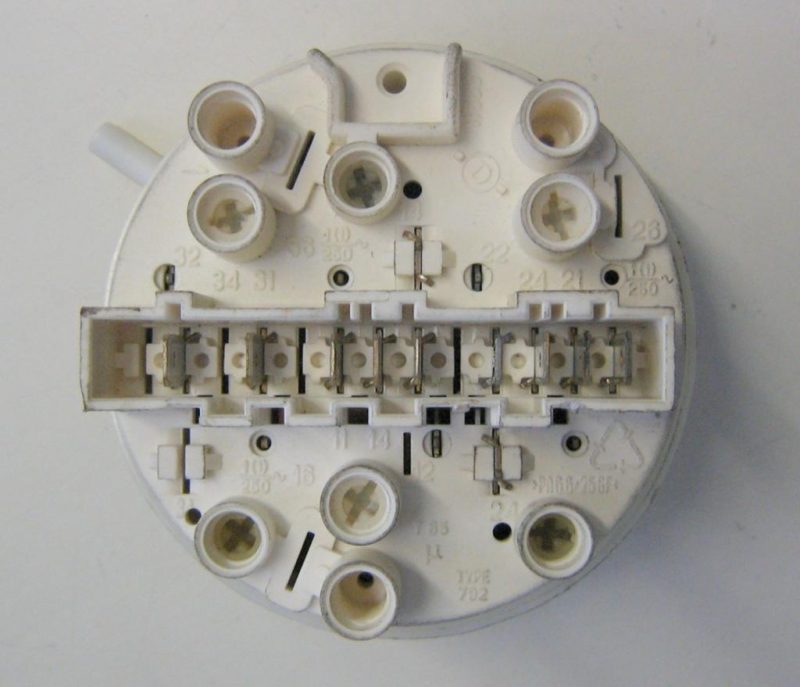 PRESSOSTATO COD. 110575800   CODICE ALTERNATIVO: 7930015   PER LAVATRICE AEG LAVAMAT W 833-W, LAVAMAT W 831-W, w 1037-w, w 830