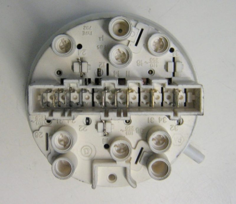 0853 -- 000 (934) PRESSOSTATO COD. 132082240 CODICE ALTERNATIVO: 7930010 PER LAVATRICE REX ELECTROLUX L516S, LB48, REX RL40A, RL 600, RL60A