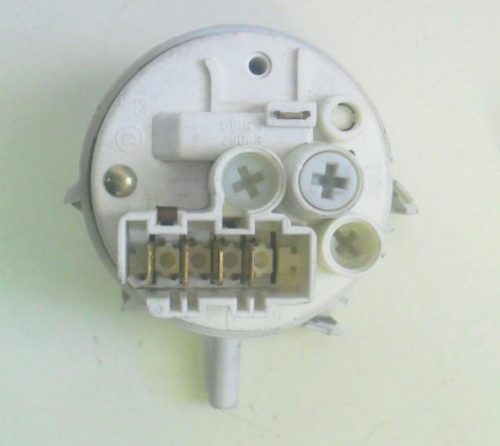 0871 -- 000 (891) PRESSOSTATO COD. 160014171.01 CODICE ALTERNATIVO: 7650013 PER LAVATRICE ARISTON AB88X, AL68X