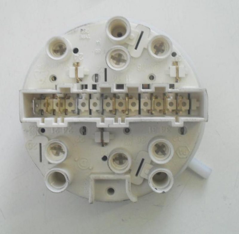 0946 -- 000 (966) PRESSOSTATO COD. 146152225 CODICE ALTERNATIVO: 7930070 PER LAVATRICE ZOPPAS PT8 EA, ZF206, ELECTROLUX RT80A, RT200A, ewt895, AEG MARYLINE TC, LAVAMAT 45052, rex 97p22595