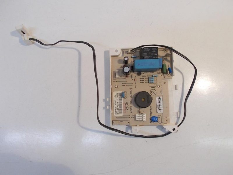 10040 -- 000 (10132) 21500919700 scheda frigorifero indesit/ariston