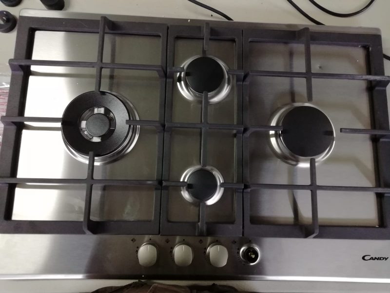 10896 -- 000 (11100) CANDY Piano Cottura CPG74SWGX a Gas 4 Fuochi Gas Colore Acciaio Inox