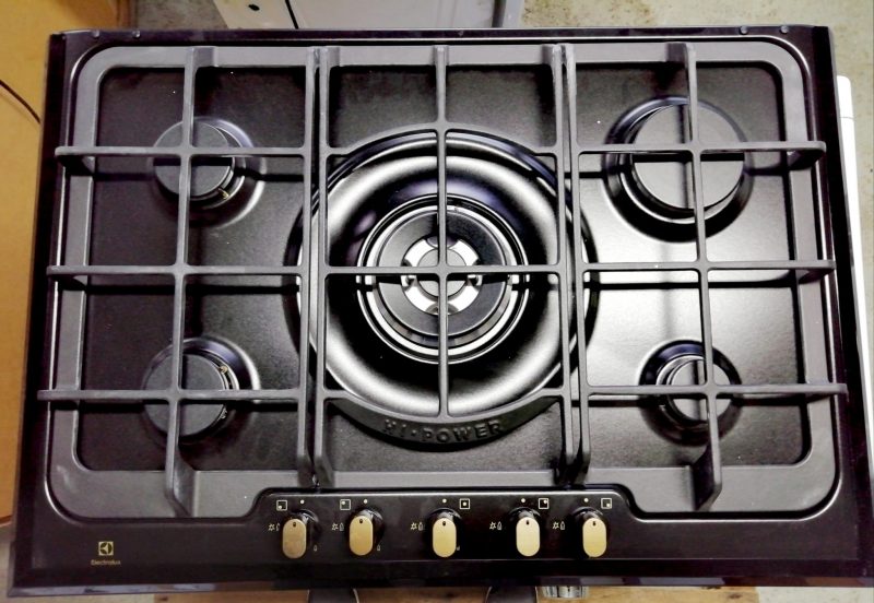 Electrolux Piano cottura a gas PN 750 RUOV finitura nero ghisa e manopole bronzo da 75 cm
NUOVO DI SECONDA