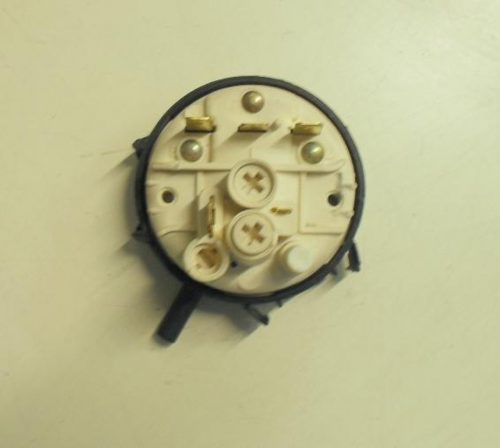 PRESSOSTATO COD. 9048633 3 276317   PER LAVATRICE ZEROWATT EX 336, CANDY CSE 615 XT,zerowatt ambra33, zerowatt se. 4230