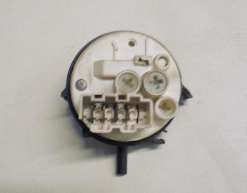 1558 -- 000 (1637) PRESSOSTATO COD. 160015912.04 CODICE ALTERNATIVO: 7650055 PER LAVATRICE INDESIT WIL146SP, aqxxl 109