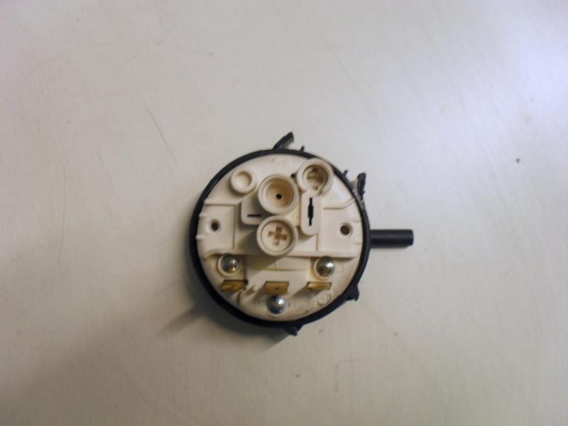PRESSOSTATO COD. 761166   CODICE ALTERNATIVO: 0006005   PER LAVATRICE ARISTON AD 7 ID