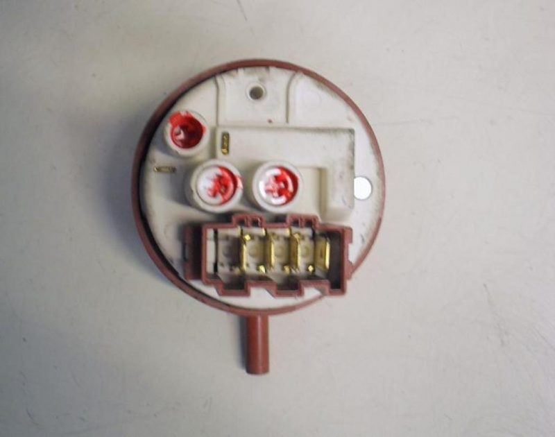 PRESSOSTATO COD. 160021077.01   CODICE ALTERNATIVO: 505GJ201   PER LAVATRICE INDESIT WIDL126EX. ARISTON AML129, AVSL129