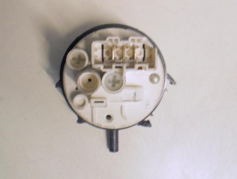 PRESSOSTATO COD.356232500   CODICE ALTERNATIVO: 276570   PER LAVATRICE ZOPPAS L8, P 850, P65