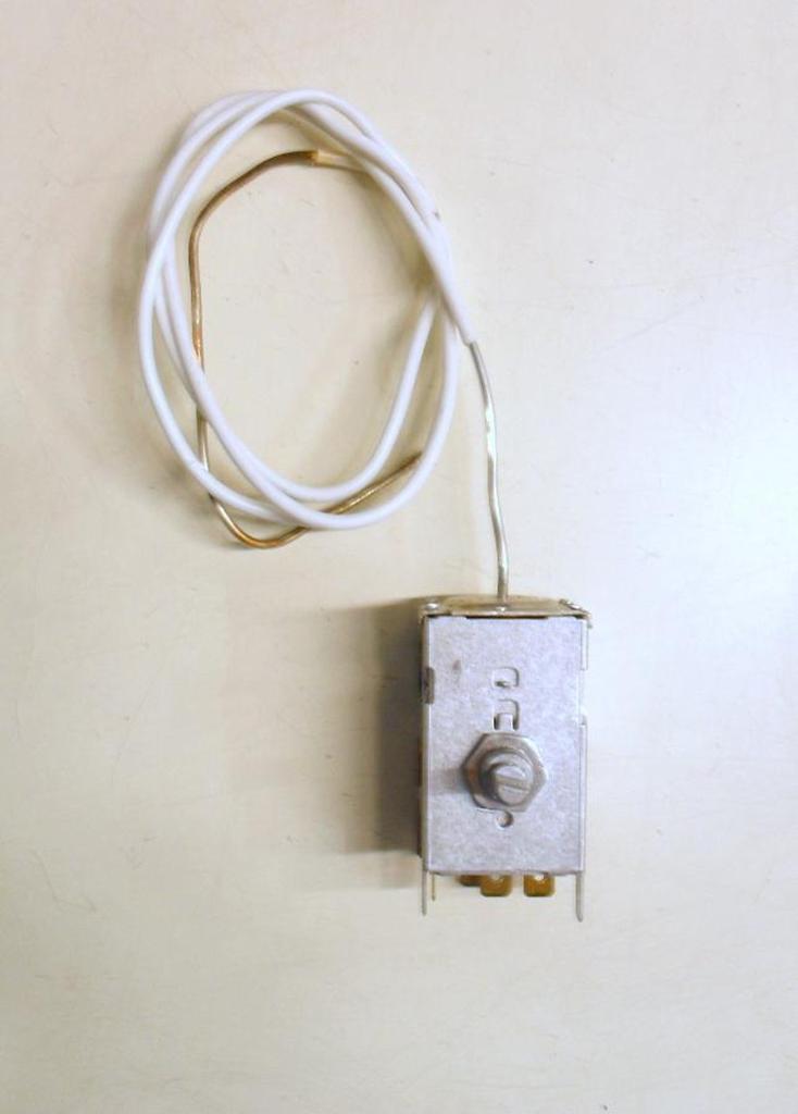 2009 -- 000 (2093) TERMOSTATO COD. EN 60730-2-1 CODICE ALTERNATIVO: 077B6273 PER FRIGORIFERO KELVINATOR K241 E,INDESIT R23