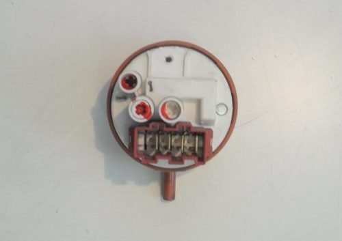 PRESSOSTATO COD.160019326.01   CODICE ALTERNATIVO: 505GR1 01   PER LAVATRICE ARISTON ARXL85, AVXD129, AV6, INDESIT WIAV 60, WIAV 80, WIL 12, WIE107, wia 102