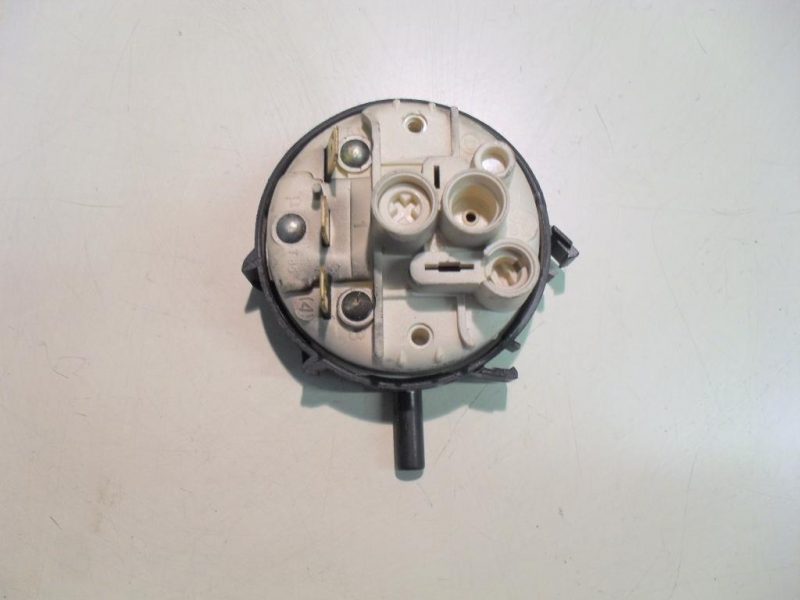 PRESSOSTATO COD. 761151 CODICE ALTERNATIVO: 01230804   PER LAVATRICE ARISTON AD 10