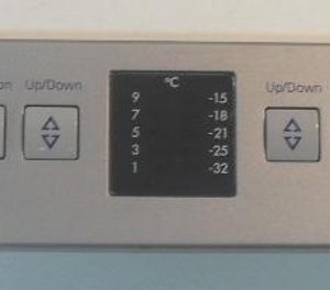 SCHEDA DISPLAY COD. 6117316-2    CODICE ALTERNATIVO 6144432-00    CON FRONTALE IN PASTICA PER FRIGORIFERO LIEBHERR CNESF 4003
