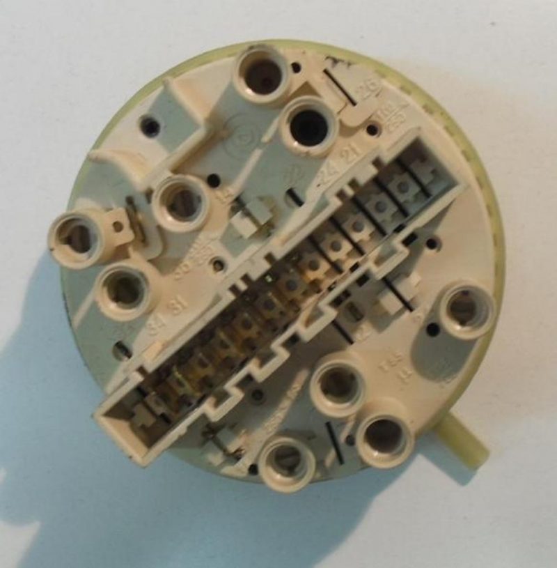 PRESSOSTATO COD. 116103039   CODICE ALTERNATIVO 792352   PER LAVATRICE PHILCO LINDA 6