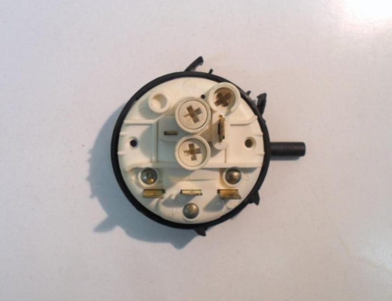 PRESSOSTATO COD. 0996100   CODICE ALTERNATIVO: 761640   PER LAVATRICE INDESIT WG635TP