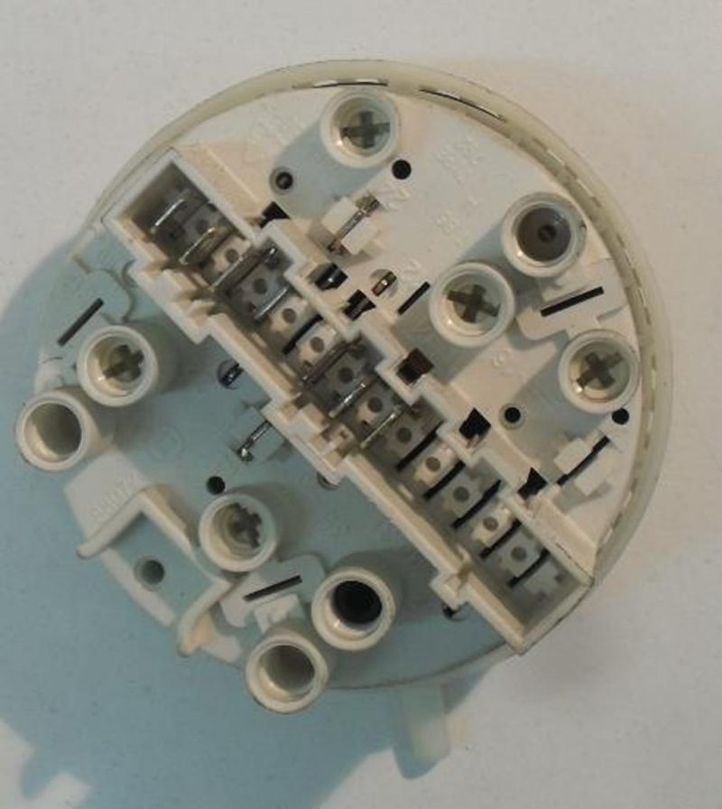 PRESSOSTATO COD. 132082281   CODICE ALTERNATIVO 7920019   PER LAVATRICE REX T720SP