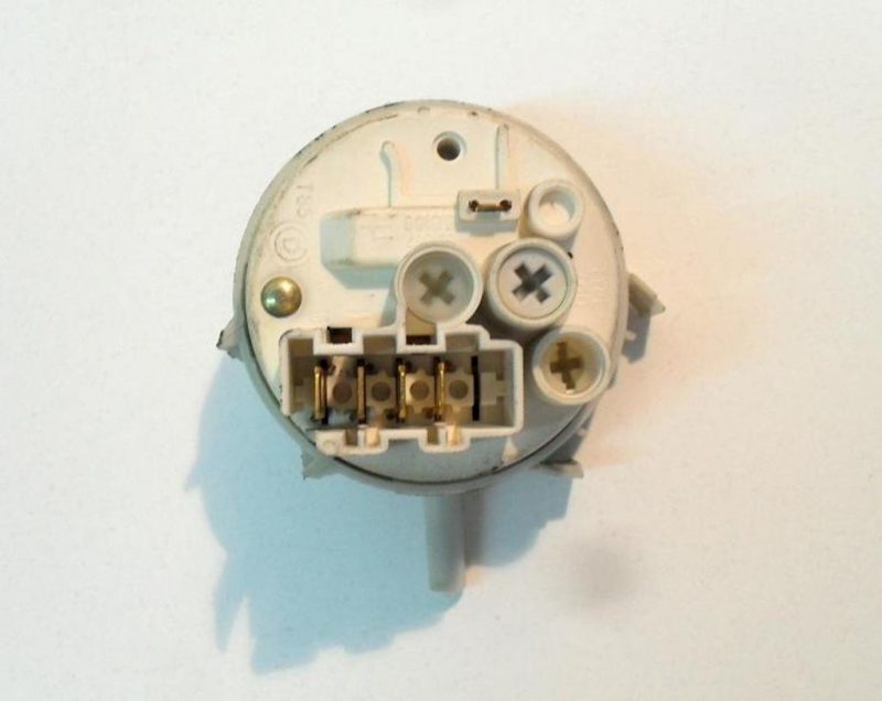 4536 -- 000 (4629) PRESSOSTATO COD. 160015916.01 CODICE ALTERNATIVO: 7650050 PER LAVATRICE ARISTON AC120L