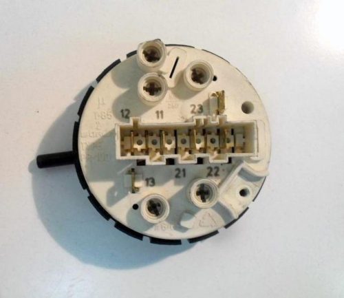 4556 -- 000 (4646) PRESSOSTATO COD. 272150 CODICE ALTERNATIVO: 4/9579500 PER LAVATRICE SILTAL LE 10TK