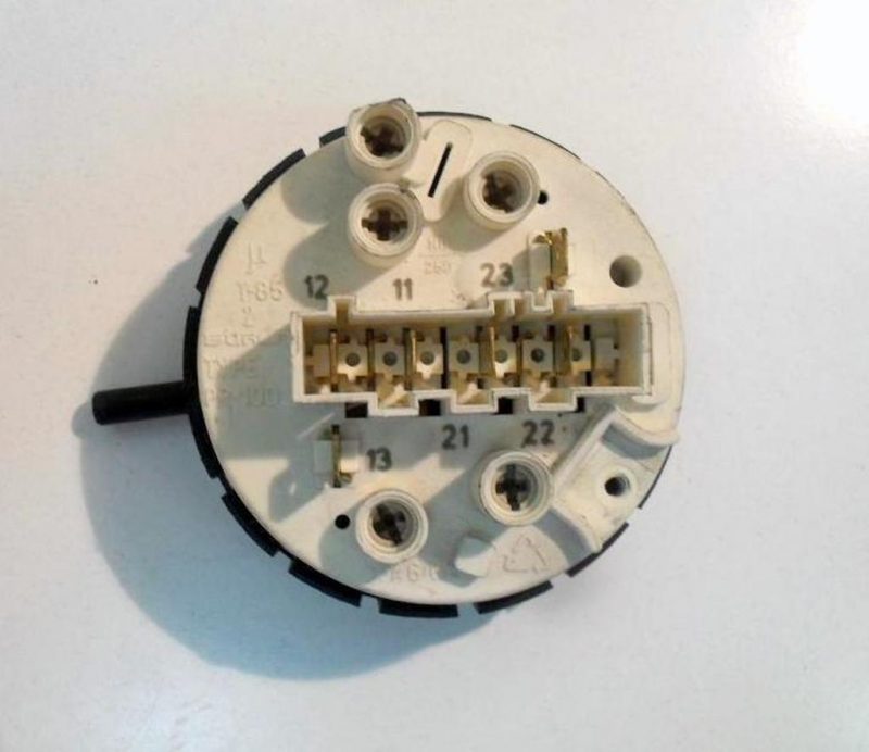 PRESSOSTATO COD. 272150   CODICE ALTERNATIVO: 4/9579500  PER LAVATRICE SILTAL LE 10TK