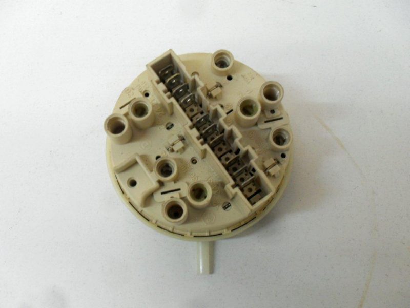 PRESSOSTATO COD. 124732750   PER LAVATRICE Electrolux EW527F, castor c 550 x