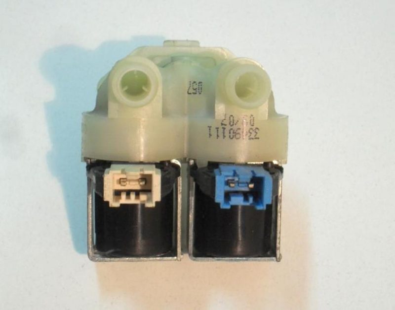 Elettrovalvola lavatrice Indesit SIXL126 cod 33490111