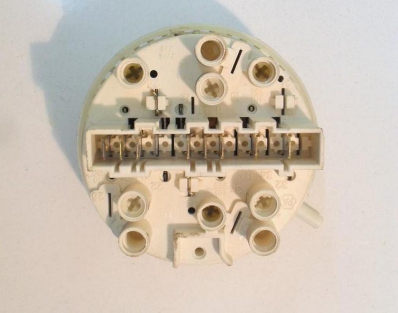 5773 -- 000 (5759) 110573100 / 7930001 pressostato lavatrice aeg lavamat w 833-w, lavamat w 830-w,