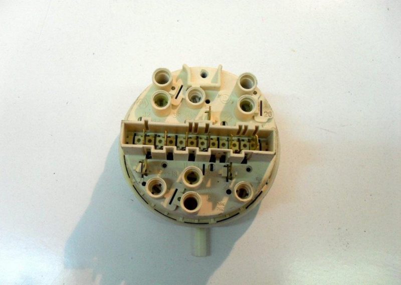 6252 -- 000 (6234) 1085602 pressostato lavatrice ariston k lb6 t